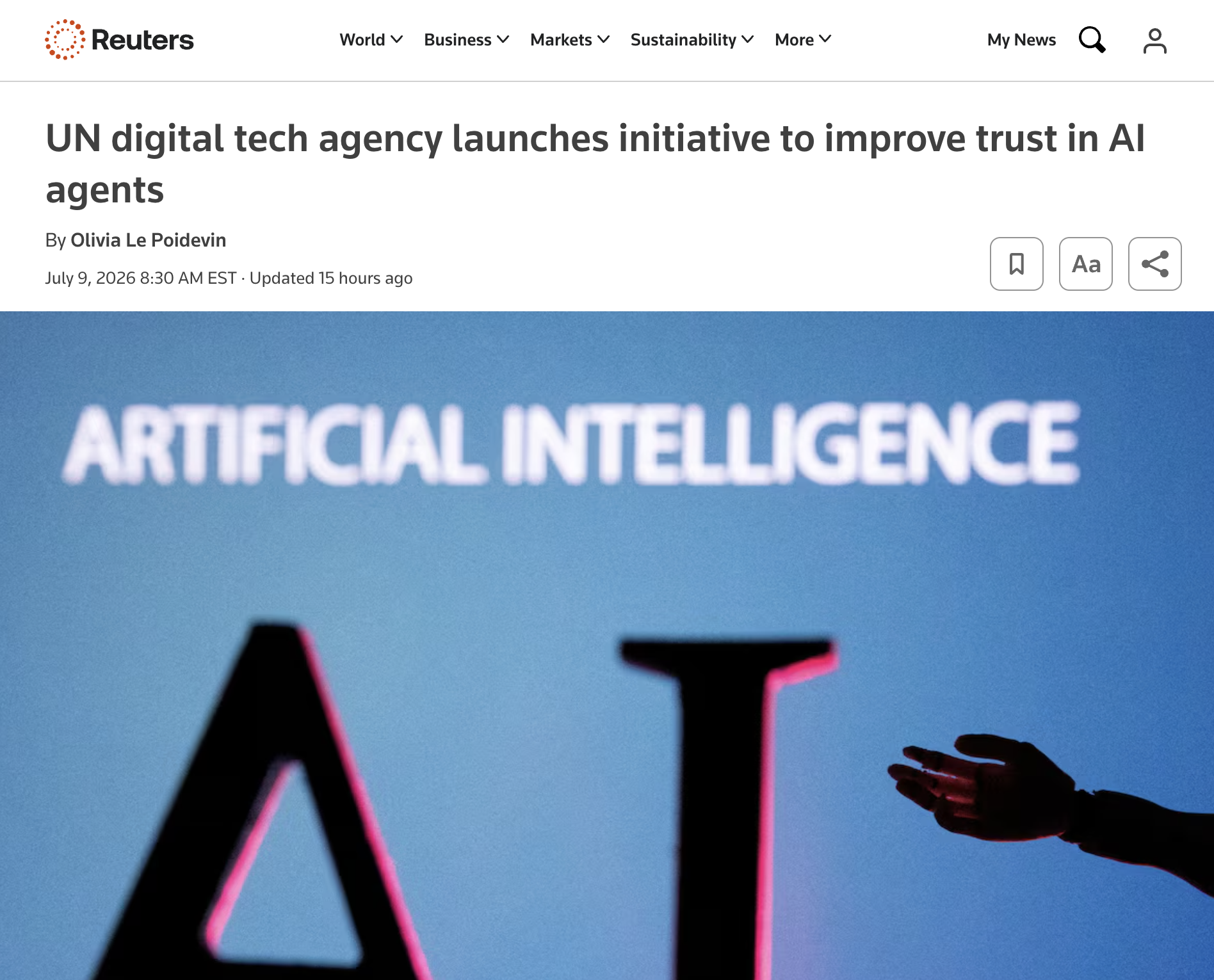 Persona revisando en su pantalla los permisos y límites de un agente de inteligencia artificial antes de autorizarlo