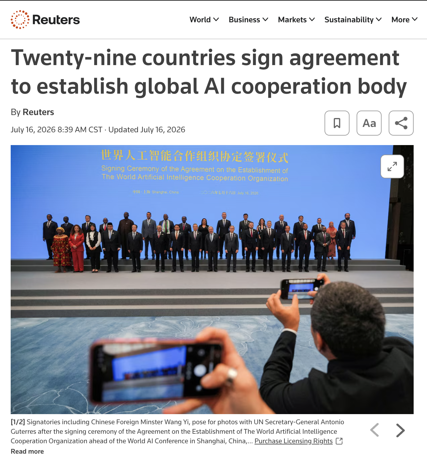 Representantes de distintos países firmando un acuerdo internacional de cooperación en inteligencia artificial